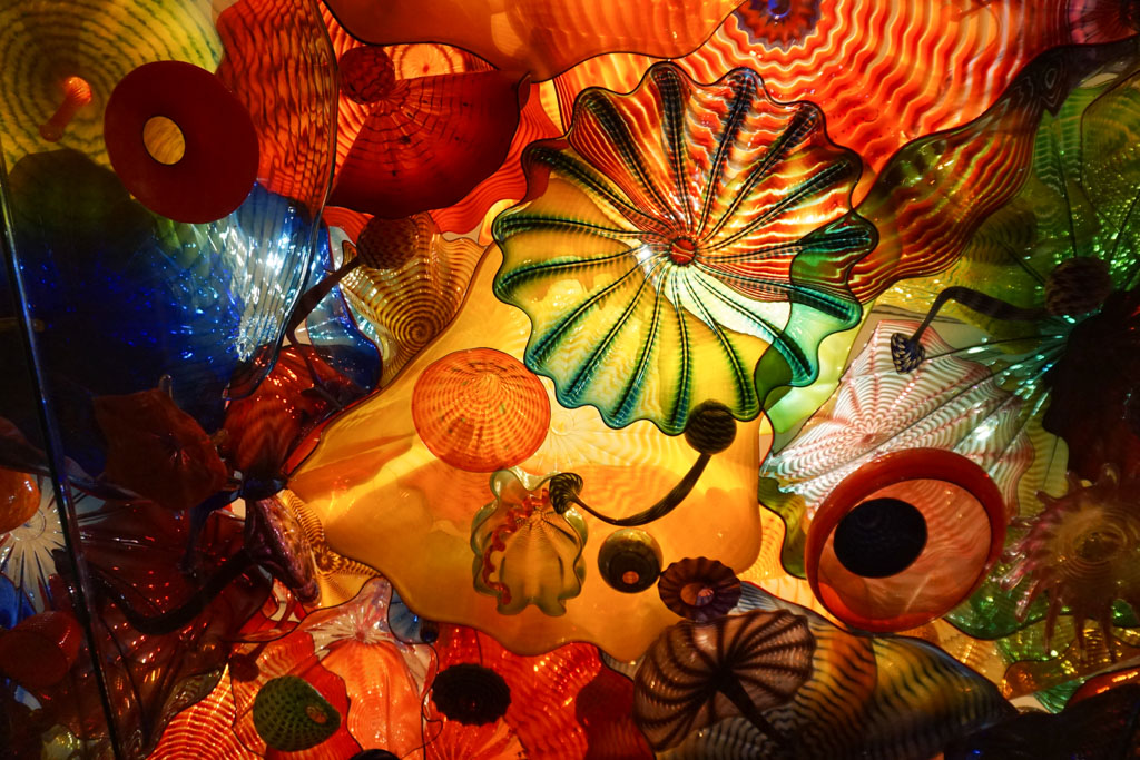 https://mdw-travel-data-us-east-1.s3.amazonaws.com/img/country/United-States/Chihuly-Garden-and-Glass/img_00.jpg
