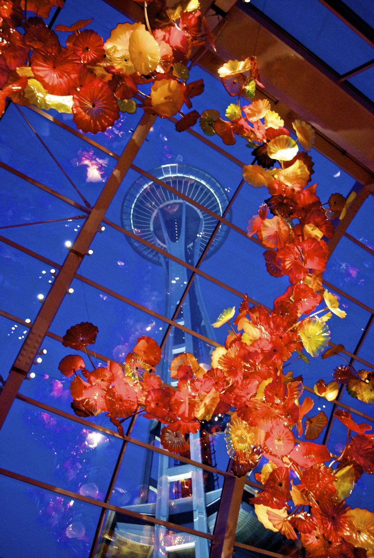 https://mdw-travel-data-us-east-1.s3.amazonaws.com/img/country/United-States/Chihuly-Garden-and-Glass/img_01.jpg