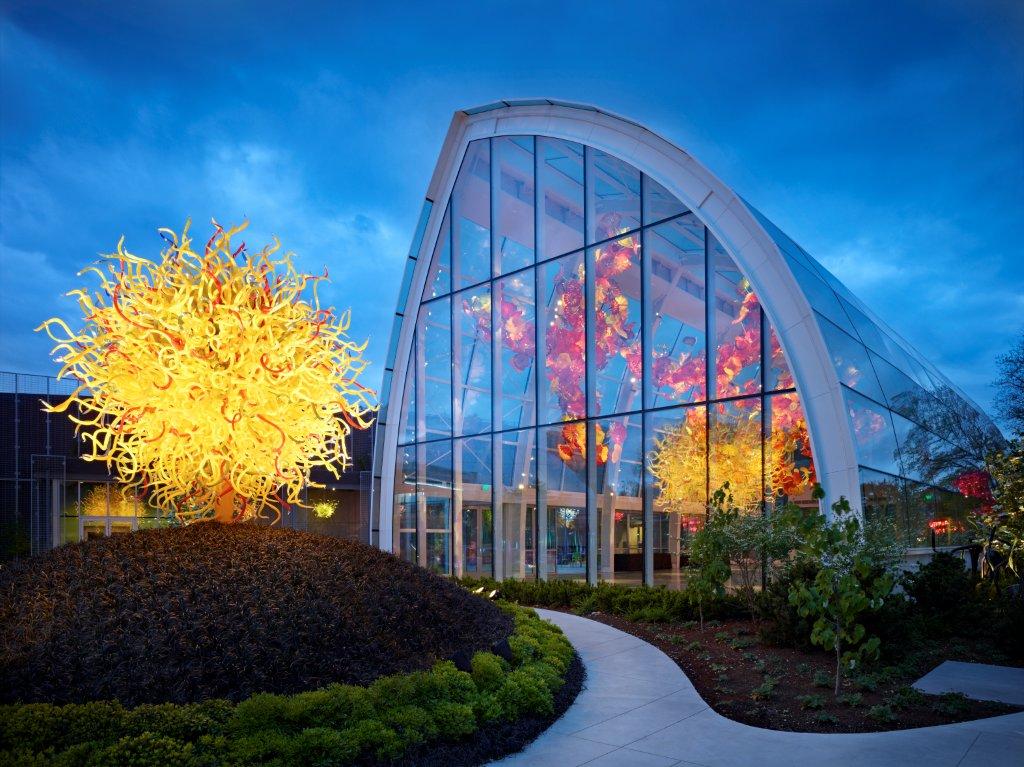 https://mdw-travel-data-us-east-1.s3.amazonaws.com/img/country/United-States/Chihuly-Garden-and-Glass/img_02.jpg
