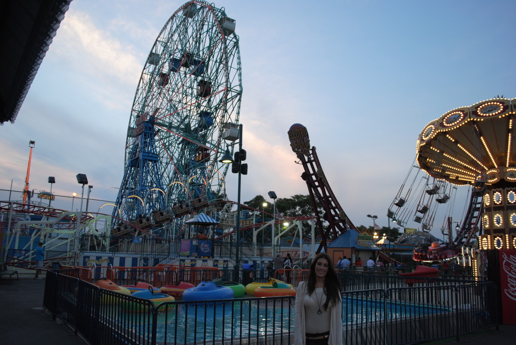 https://mdw-travel-data-us-east-1.s3.amazonaws.com/img/country/United-States/Coney-Island/img_03.jpg
