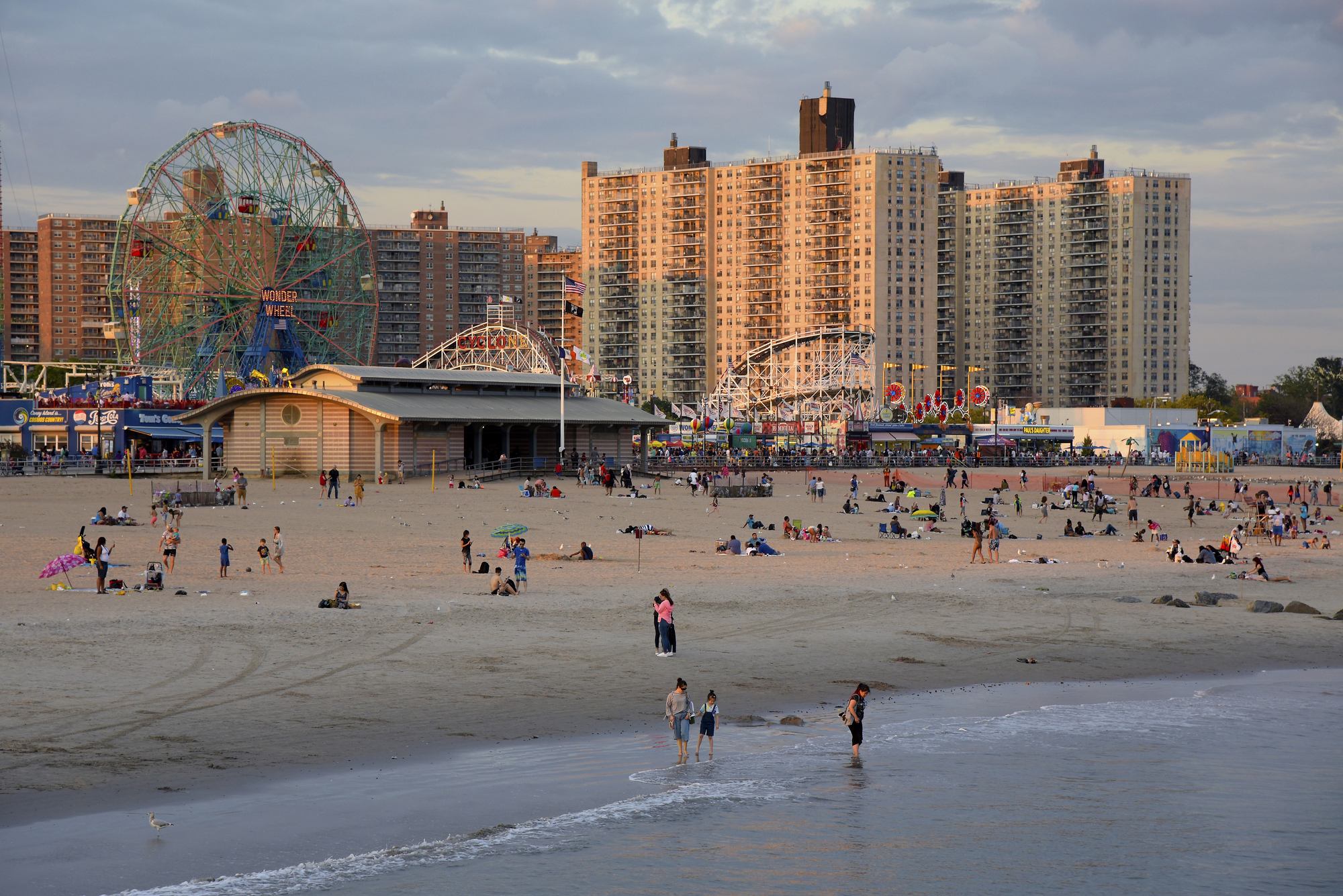 https://mdw-travel-data-us-east-1.s3.amazonaws.com/img/country/United-States/Coney-Island/img_04.jpg