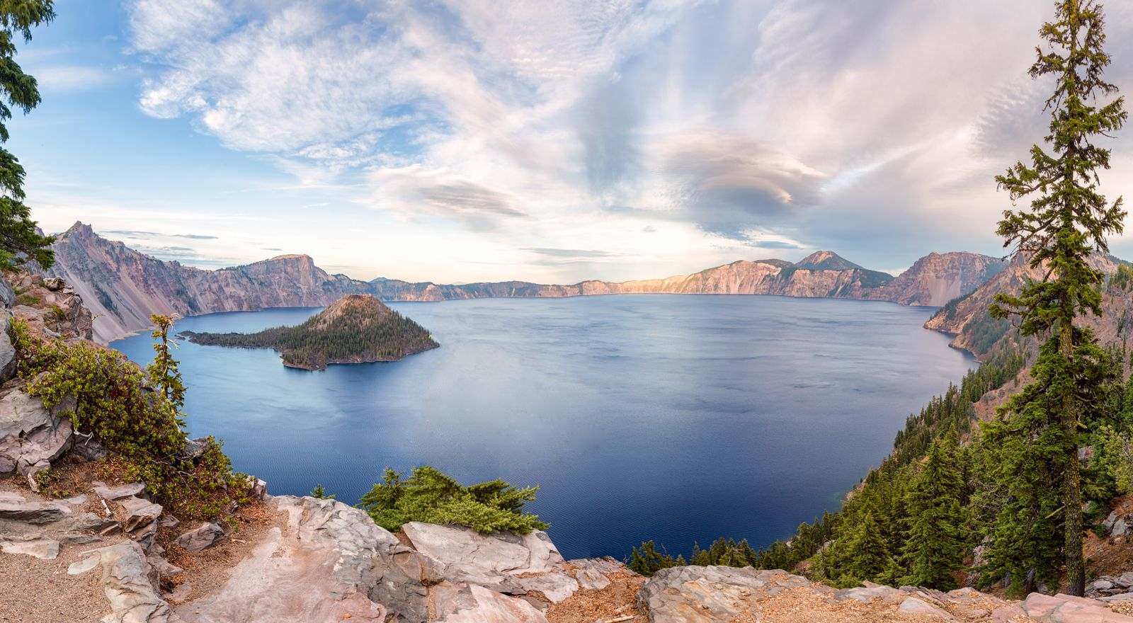https://mdw-travel-data-us-east-1.s3.amazonaws.com/img/country/United-States/Crater-Lake-National-Park/img_01.jpg