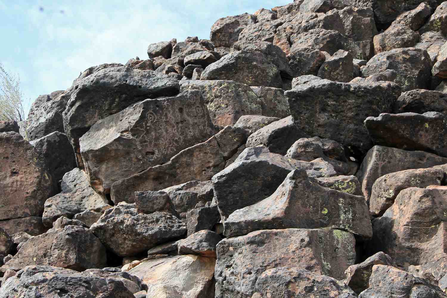 https://mdw-travel-data-us-east-1.s3.amazonaws.com/img/country/United-States/Deer-Valley-Petroglyph-Preserve/img_05.jpg
