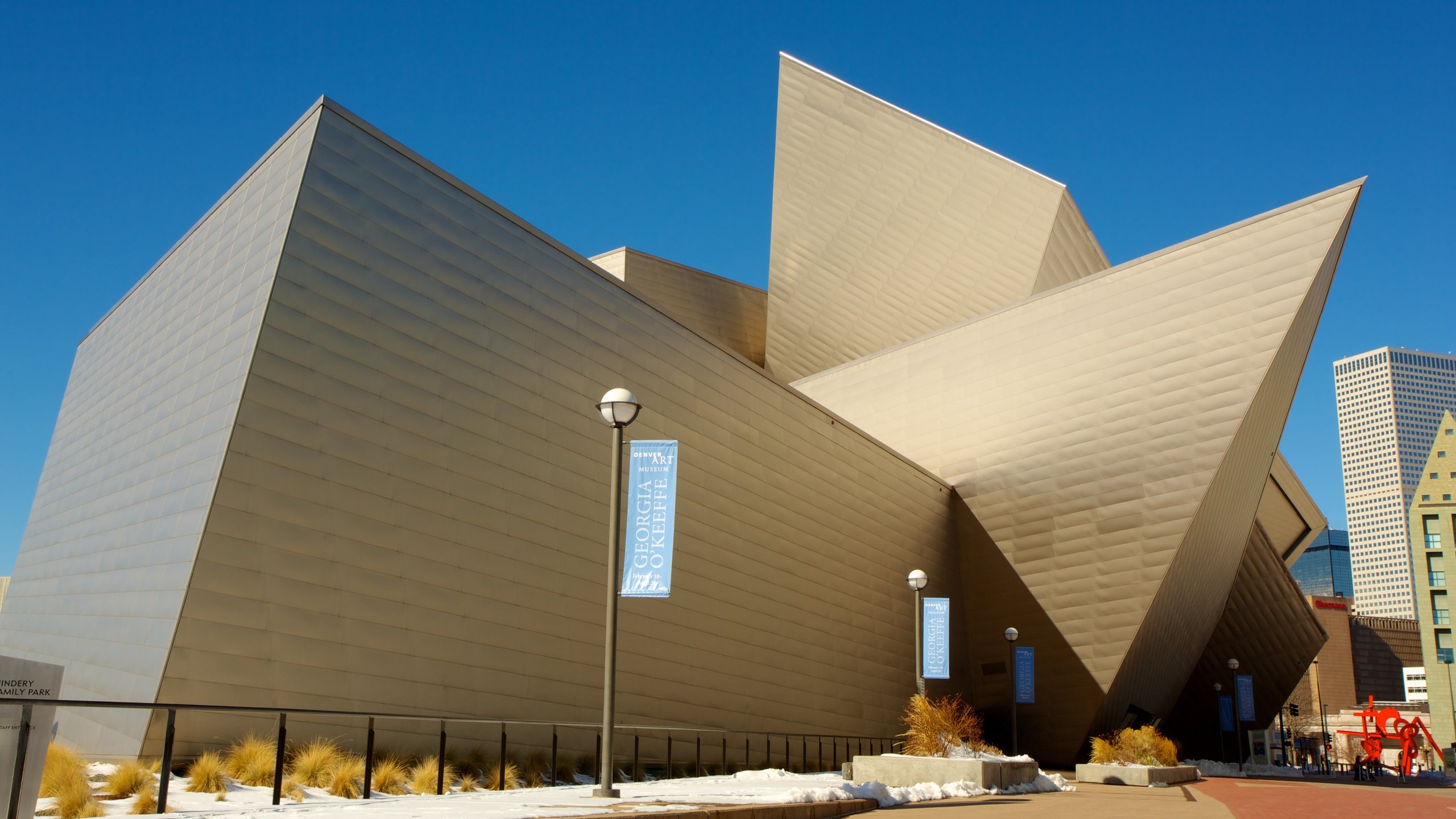 https://mdw-travel-data-us-east-1.s3.amazonaws.com/img/country/United-States/Denver-Art-Museum/img_00.jpg