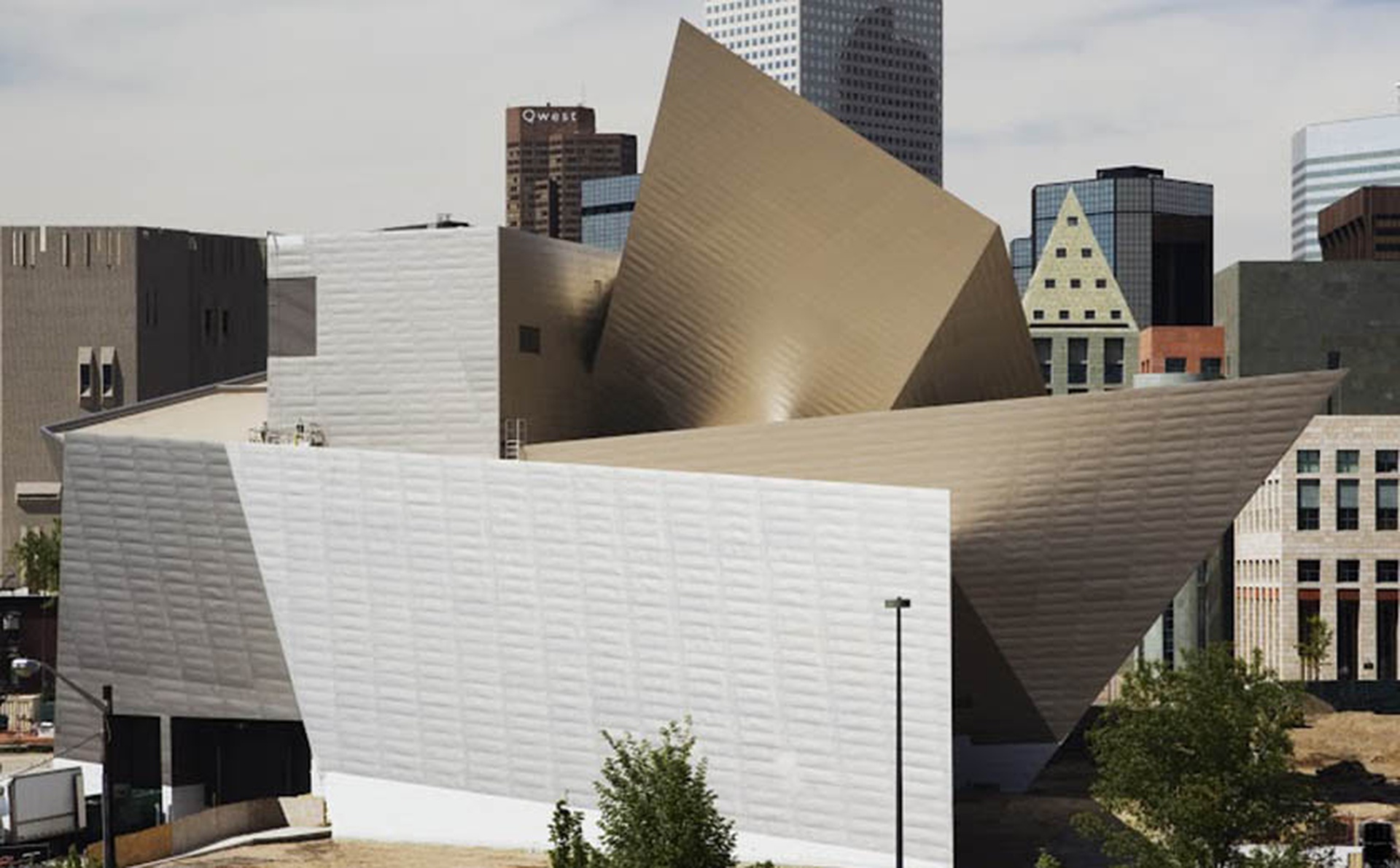 https://mdw-travel-data-us-east-1.s3.amazonaws.com/img/country/United-States/Denver-Art-Museum/img_03.jpg