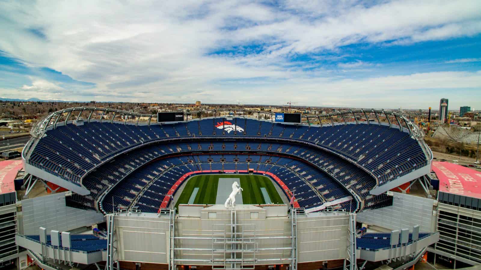 https://mdw-travel-data-us-east-1.s3.amazonaws.com/img/country/United-States/Denver-Broncos-Stadium-at-Mile-High/img_02.jpg