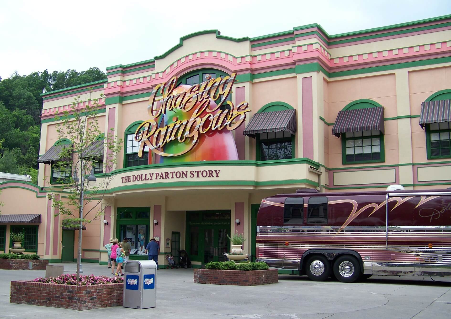 https://mdw-travel-data-us-east-1.s3.amazonaws.com/img/country/United-States/Dollywood/img_05.jpg