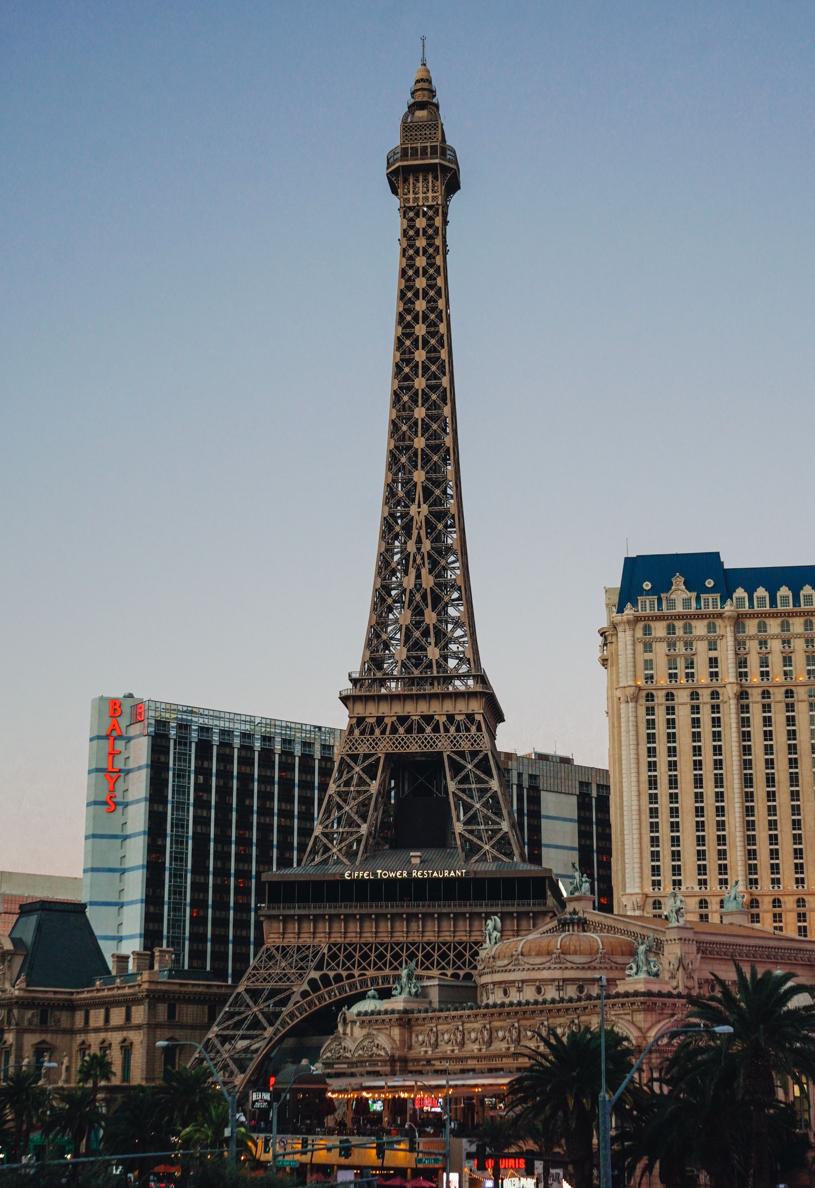 https://mdw-travel-data-us-east-1.s3.amazonaws.com/img/country/United-States/Eiffel-Tower-Experience/img_00.jpg