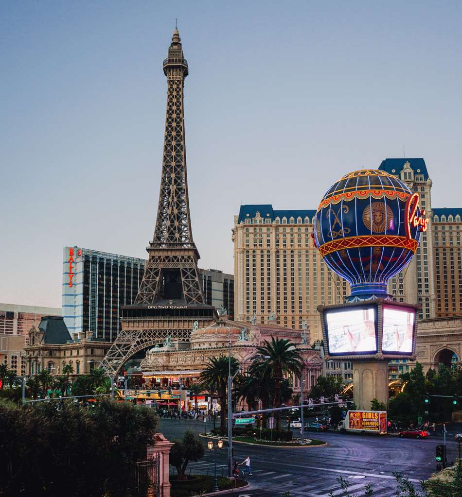 https://mdw-travel-data-us-east-1.s3.amazonaws.com/img/country/United-States/Eiffel-Tower-Experience/img_04.jpg