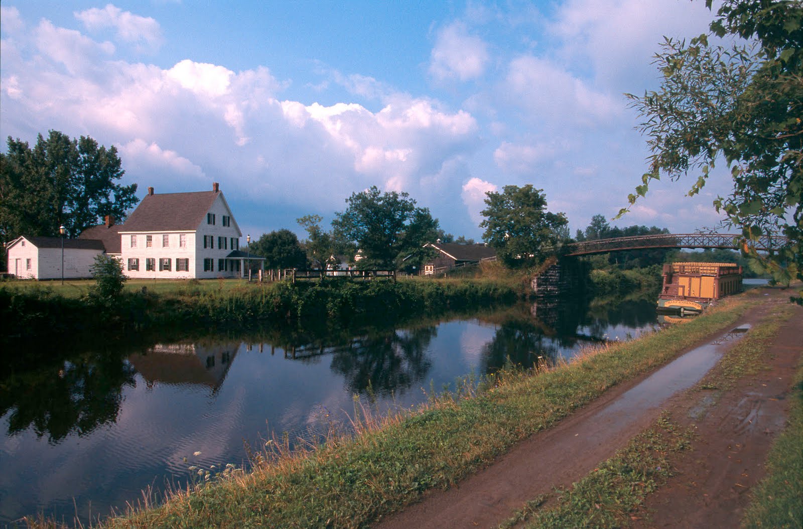https://mdw-travel-data-us-east-1.s3.amazonaws.com/img/country/United-States/Erie-Canal/img_02.jpg