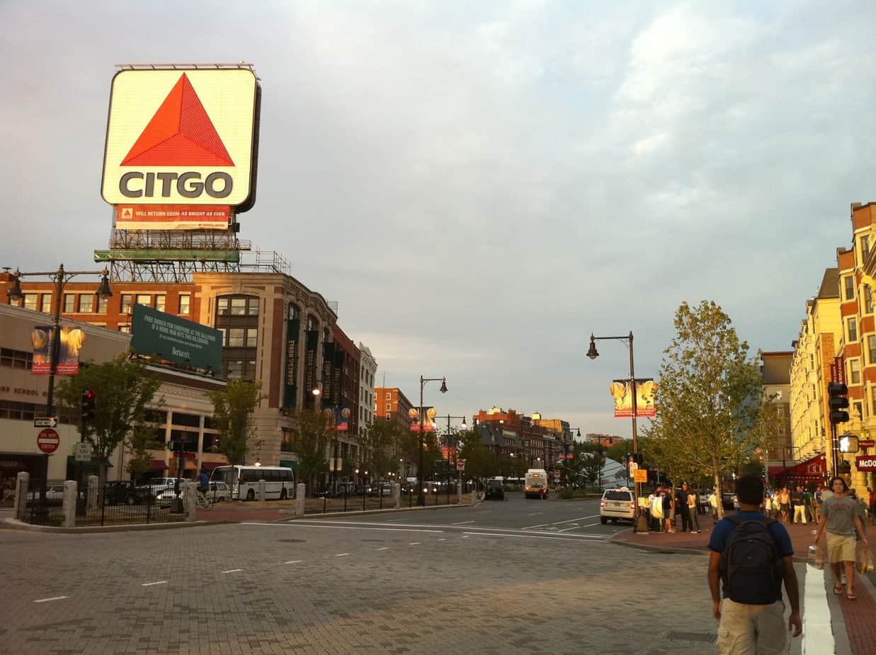 https://mdw-travel-data-us-east-1.s3.amazonaws.com/img/country/United-States/Fenway/Kenmore/img_01.jpg