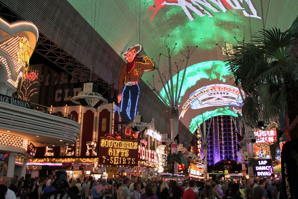 https://mdw-travel-data-us-east-1.s3.amazonaws.com/img/country/United-States/Fremont-Street-Experience/img_01.jpg