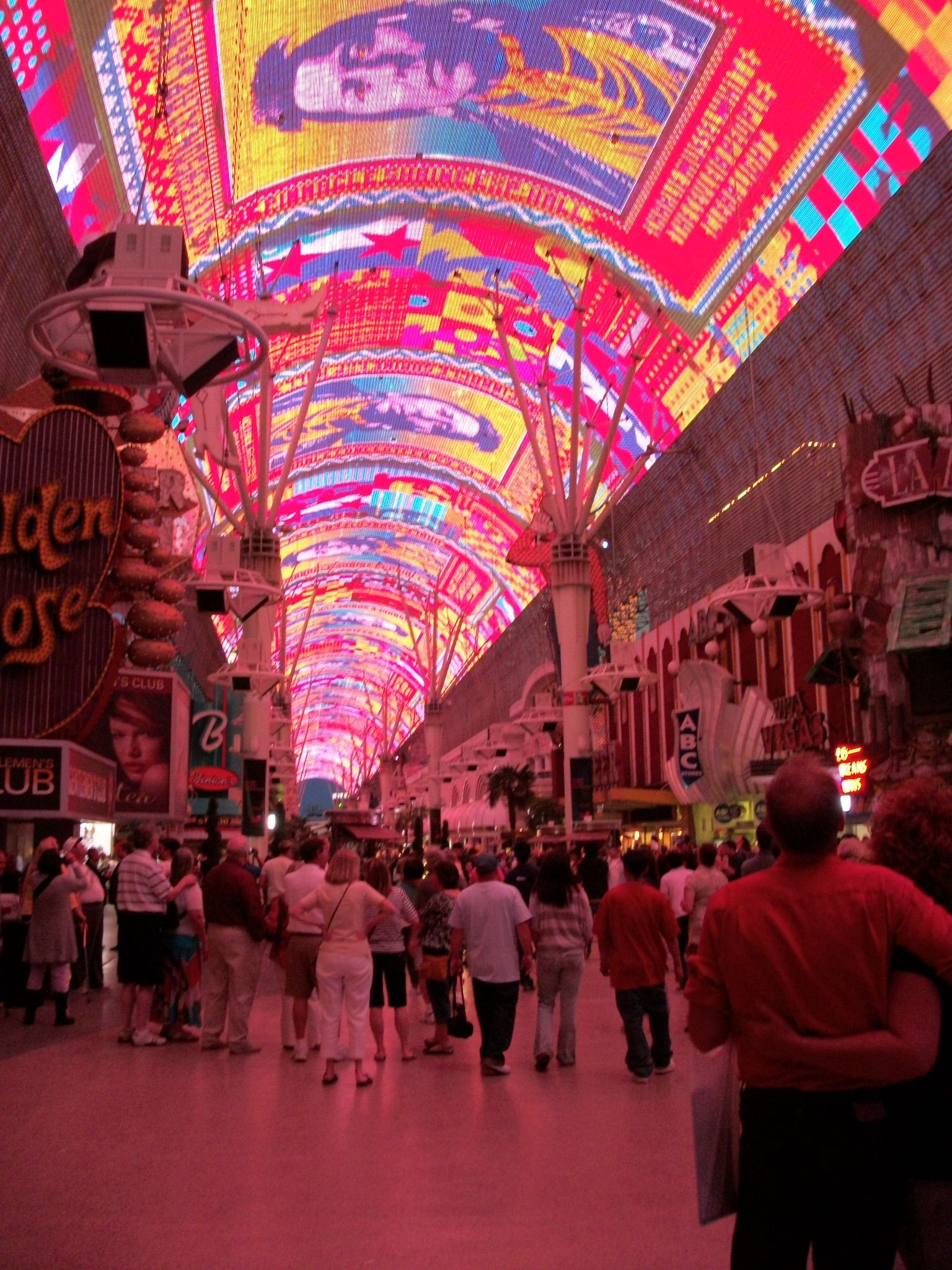 https://mdw-travel-data-us-east-1.s3.amazonaws.com/img/country/United-States/Fremont-Street-Experience/img_02.jpg