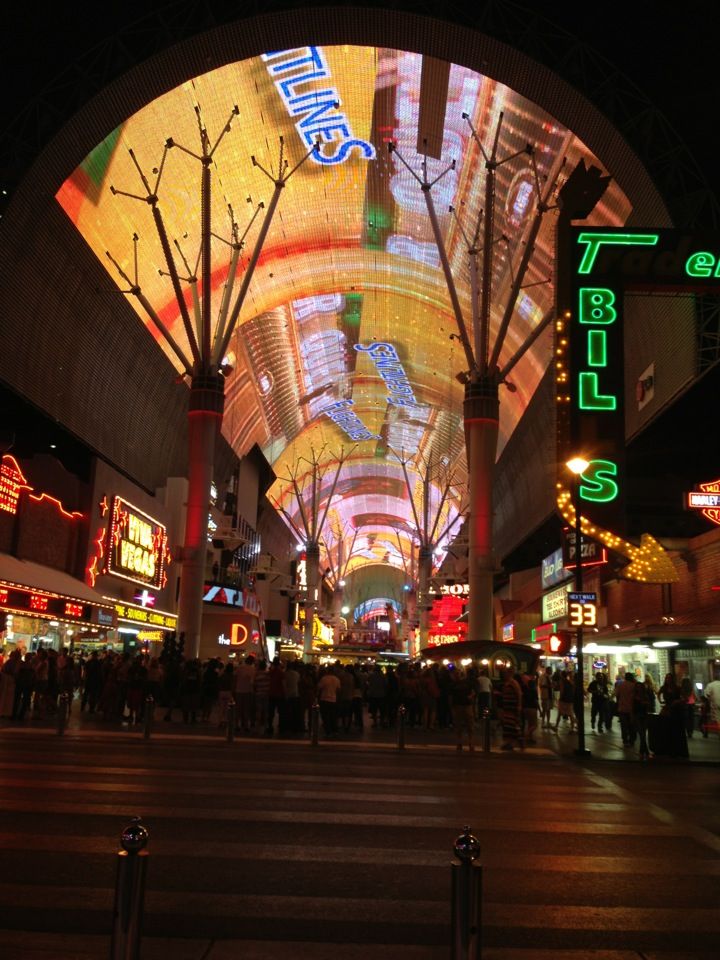 https://mdw-travel-data-us-east-1.s3.amazonaws.com/img/country/United-States/Fremont-Street-Experience/img_04.jpg