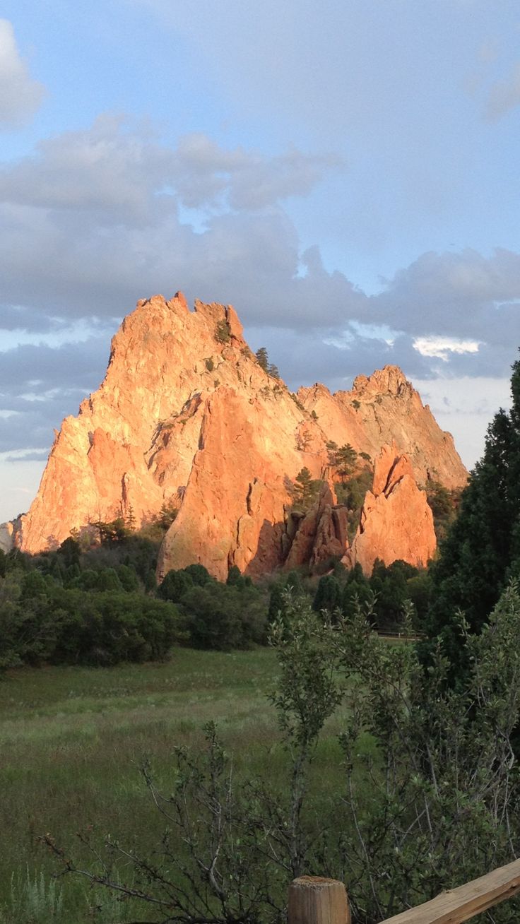 https://mdw-travel-data-us-east-1.s3.amazonaws.com/img/country/United-States/Garden-of-the-Gods/img_02.jpg