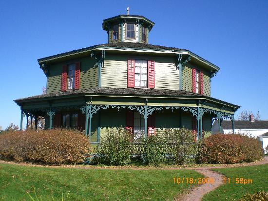 https://mdw-travel-data-us-east-1.s3.amazonaws.com/img/country/United-States/Genesee-Country-Village-and-Museum/img_00.jpg