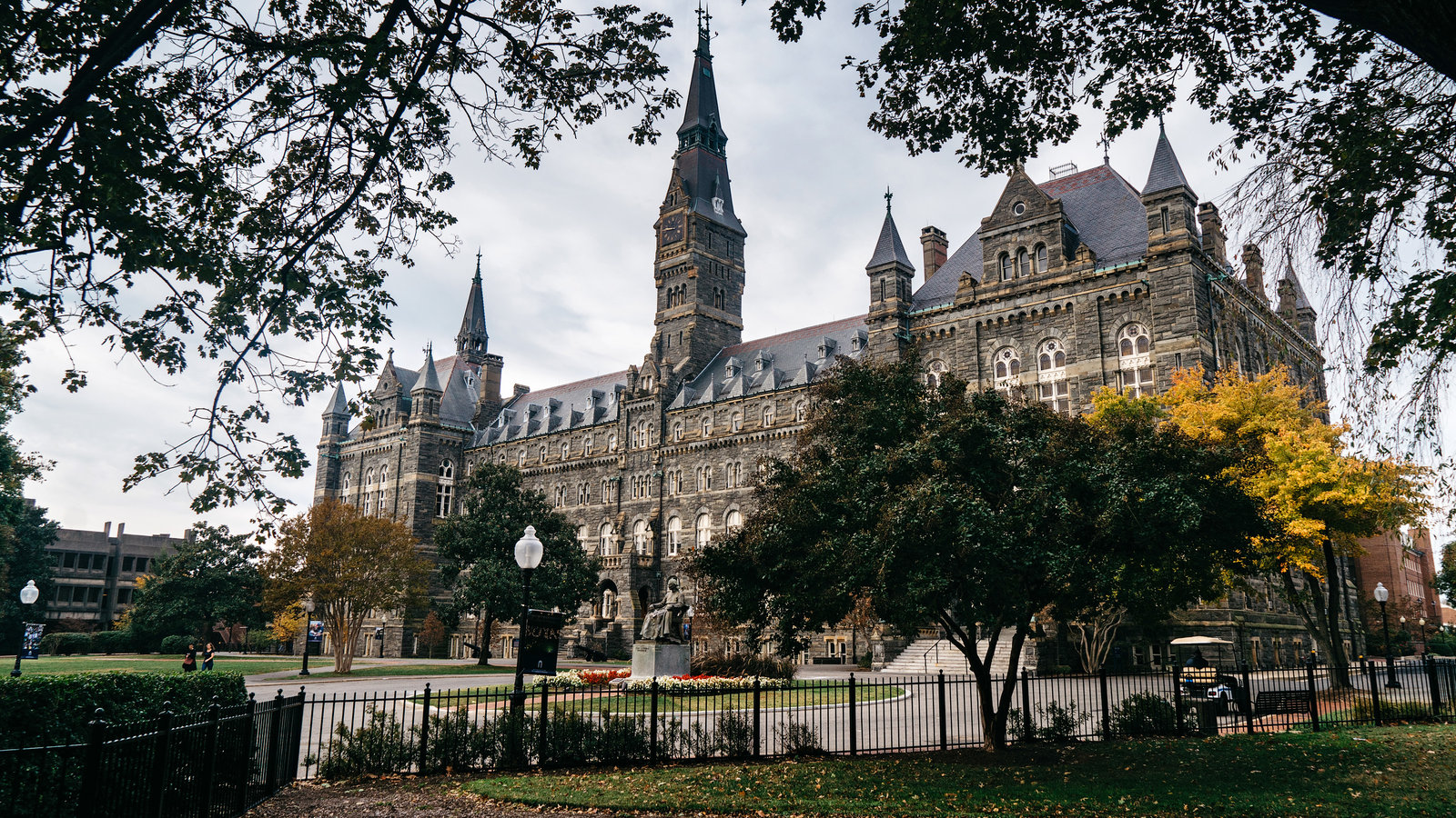 https://mdw-travel-data-us-east-1.s3.amazonaws.com/img/country/United-States/Georgetown-Historic-District/img_03.jpg