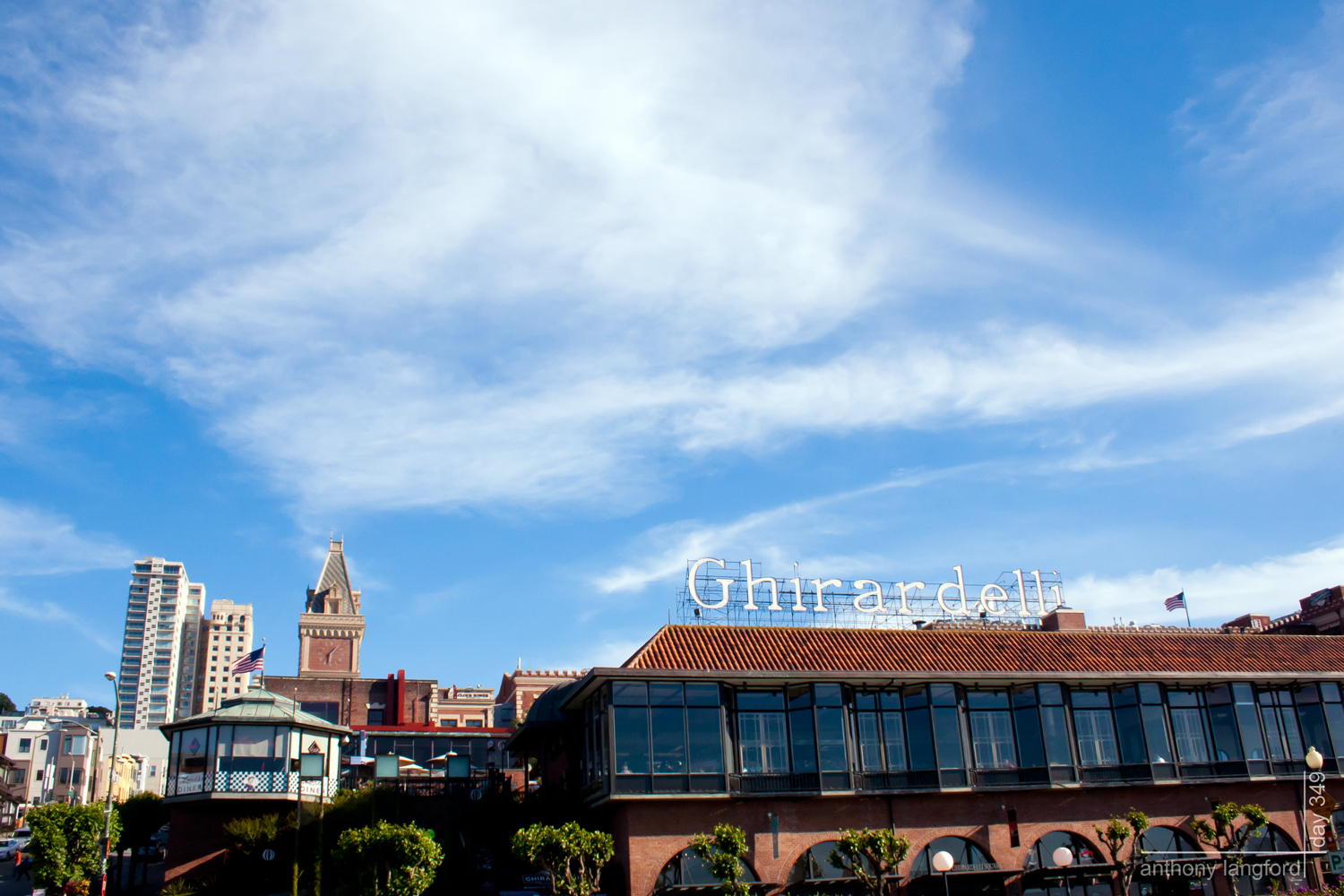 https://mdw-travel-data-us-east-1.s3.amazonaws.com/img/country/United-States/Ghirardelli-Square/img_04.jpg