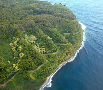 https://mdw-travel-data-us-east-1.s3.amazonaws.com/img/country/United-States/Hana-Highway/img_01.jpg