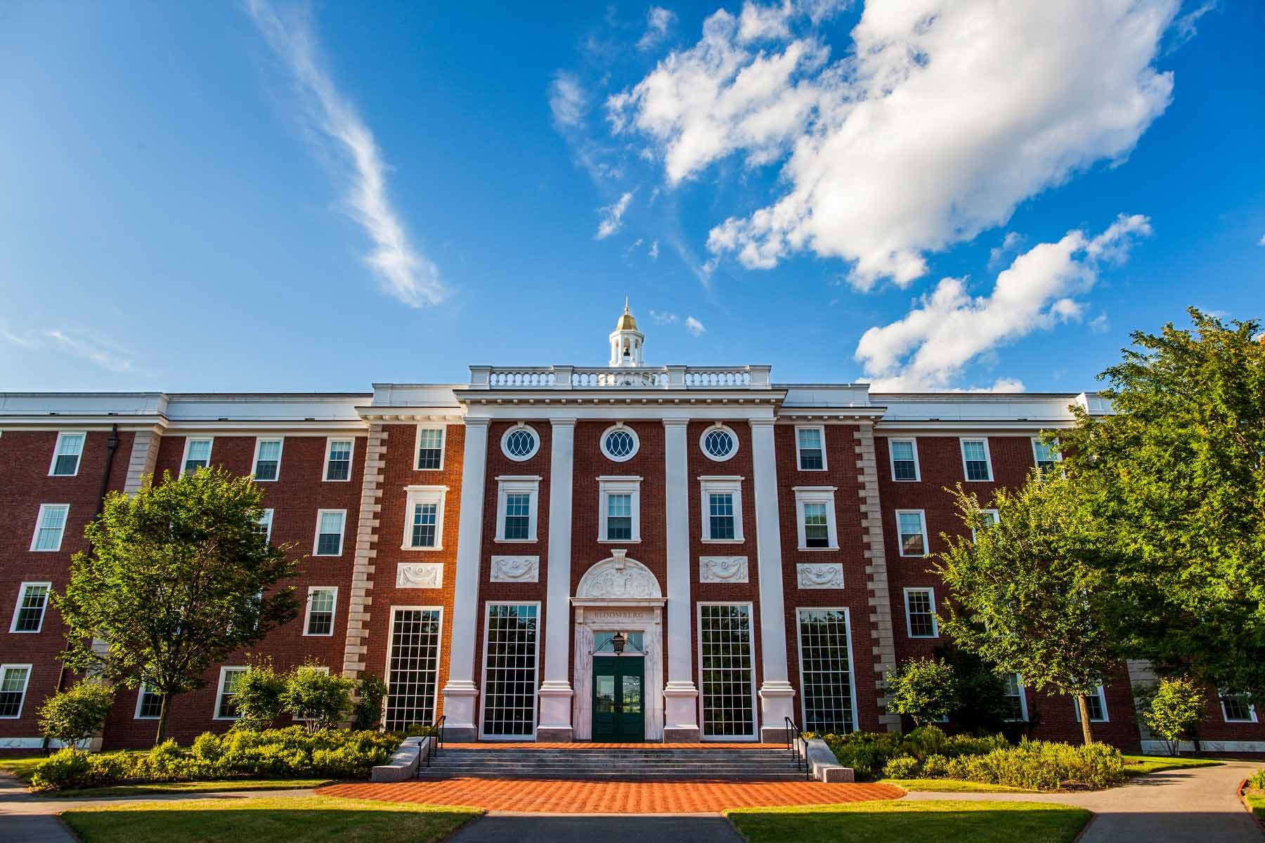 https://mdw-travel-data-us-east-1.s3.amazonaws.com/img/country/United-States/Harvard-University/img_00.jpg