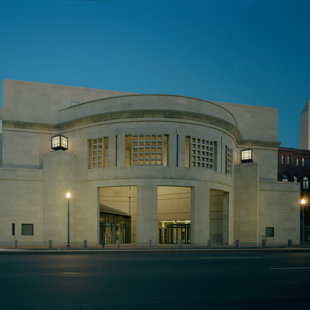 https://mdw-travel-data-us-east-1.s3.amazonaws.com/img/country/United-States/Holocaust-Memorial-Museum/img_00.jpg