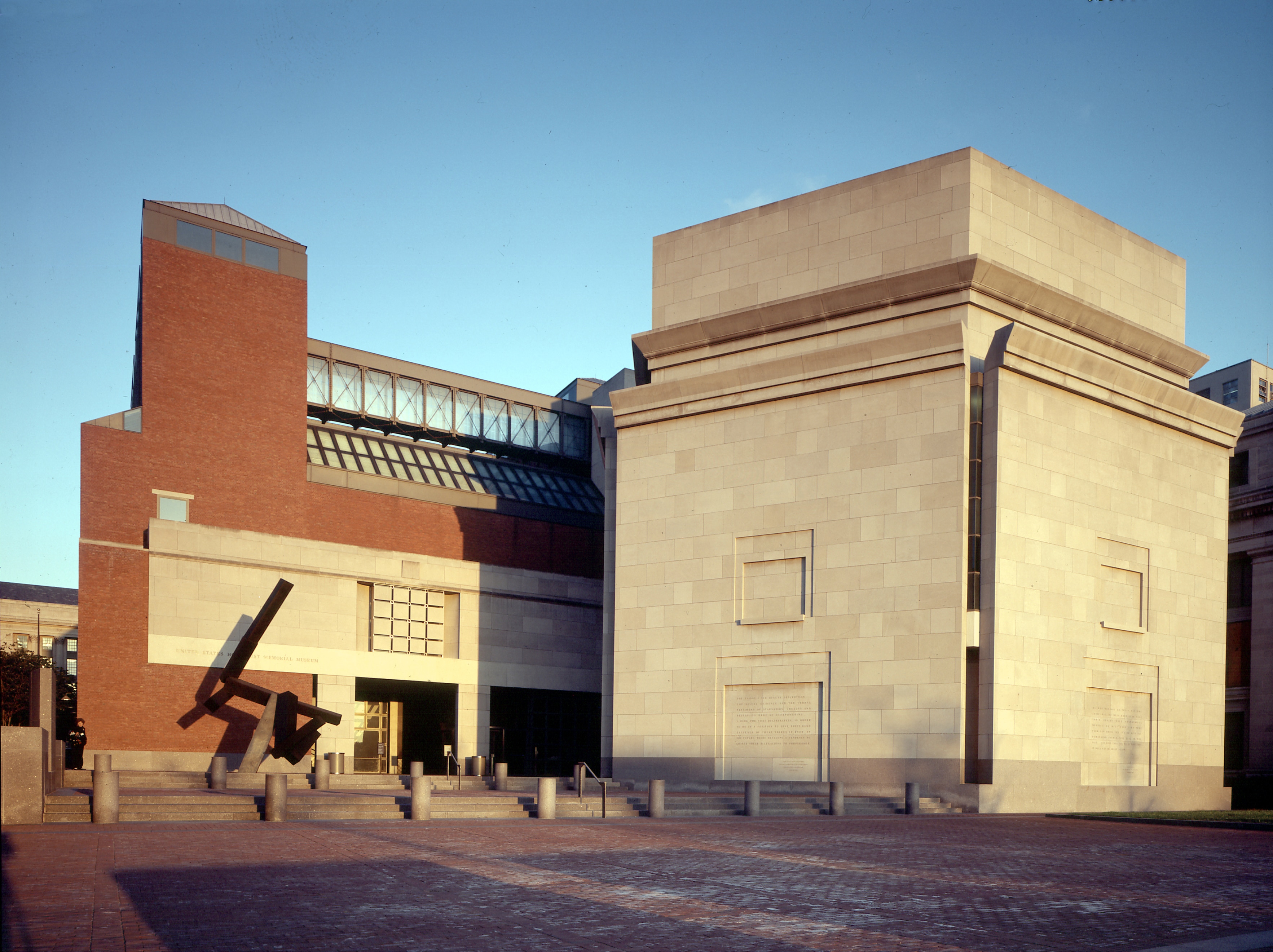 https://mdw-travel-data-us-east-1.s3.amazonaws.com/img/country/United-States/Holocaust-Memorial-Museum/img_02.jpg
