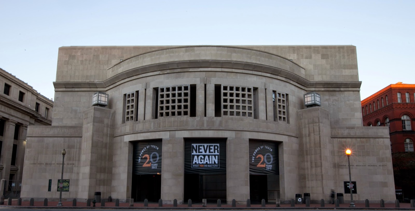 https://mdw-travel-data-us-east-1.s3.amazonaws.com/img/country/United-States/Holocaust-Memorial-Museum/img_03.jpg