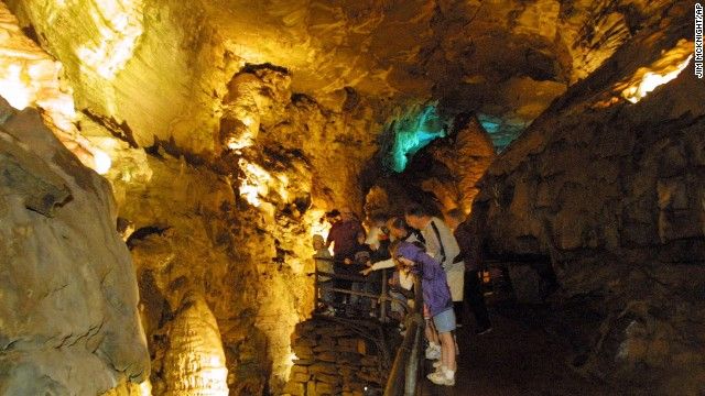 https://mdw-travel-data-us-east-1.s3.amazonaws.com/img/country/United-States/Howe-Caverns/img_02.jpg