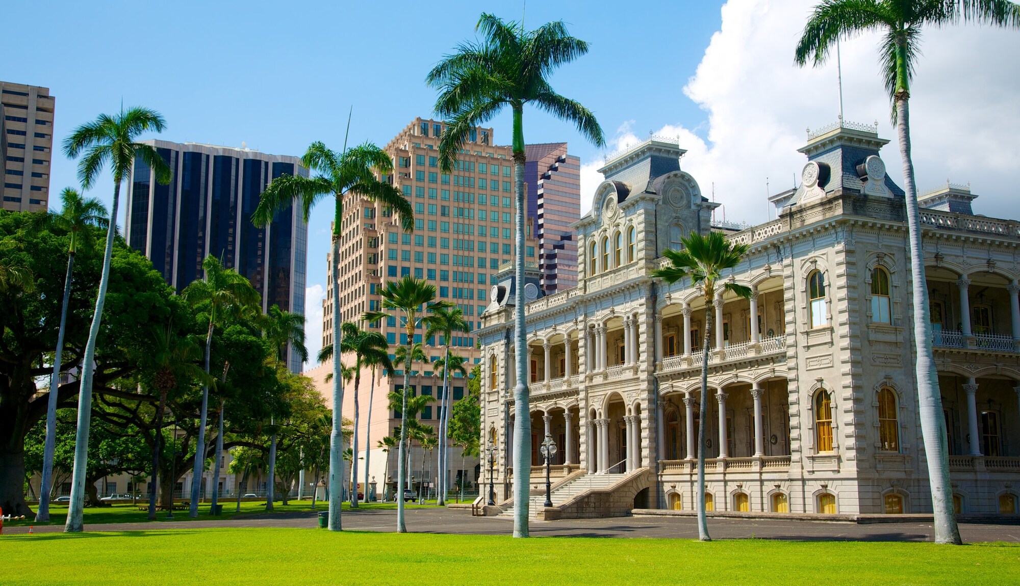 https://mdw-travel-data-us-east-1.s3.amazonaws.com/img/country/United-States/Iolani-Palace/img_00.jpg