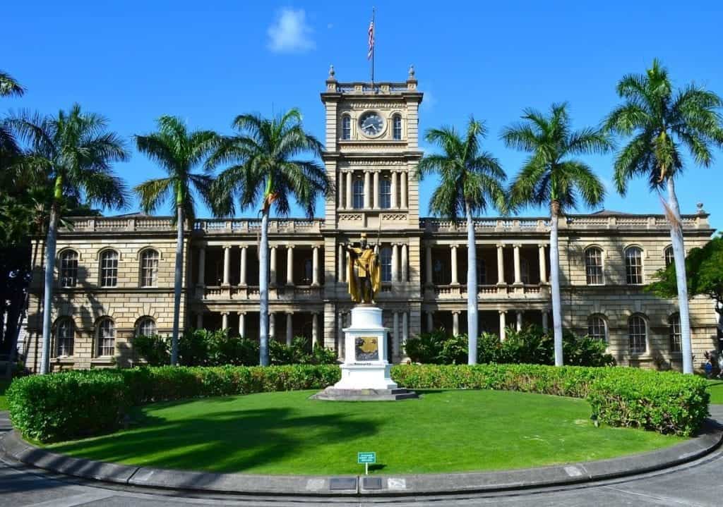 https://mdw-travel-data-us-east-1.s3.amazonaws.com/img/country/United-States/Iolani-Palace/img_02.jpg