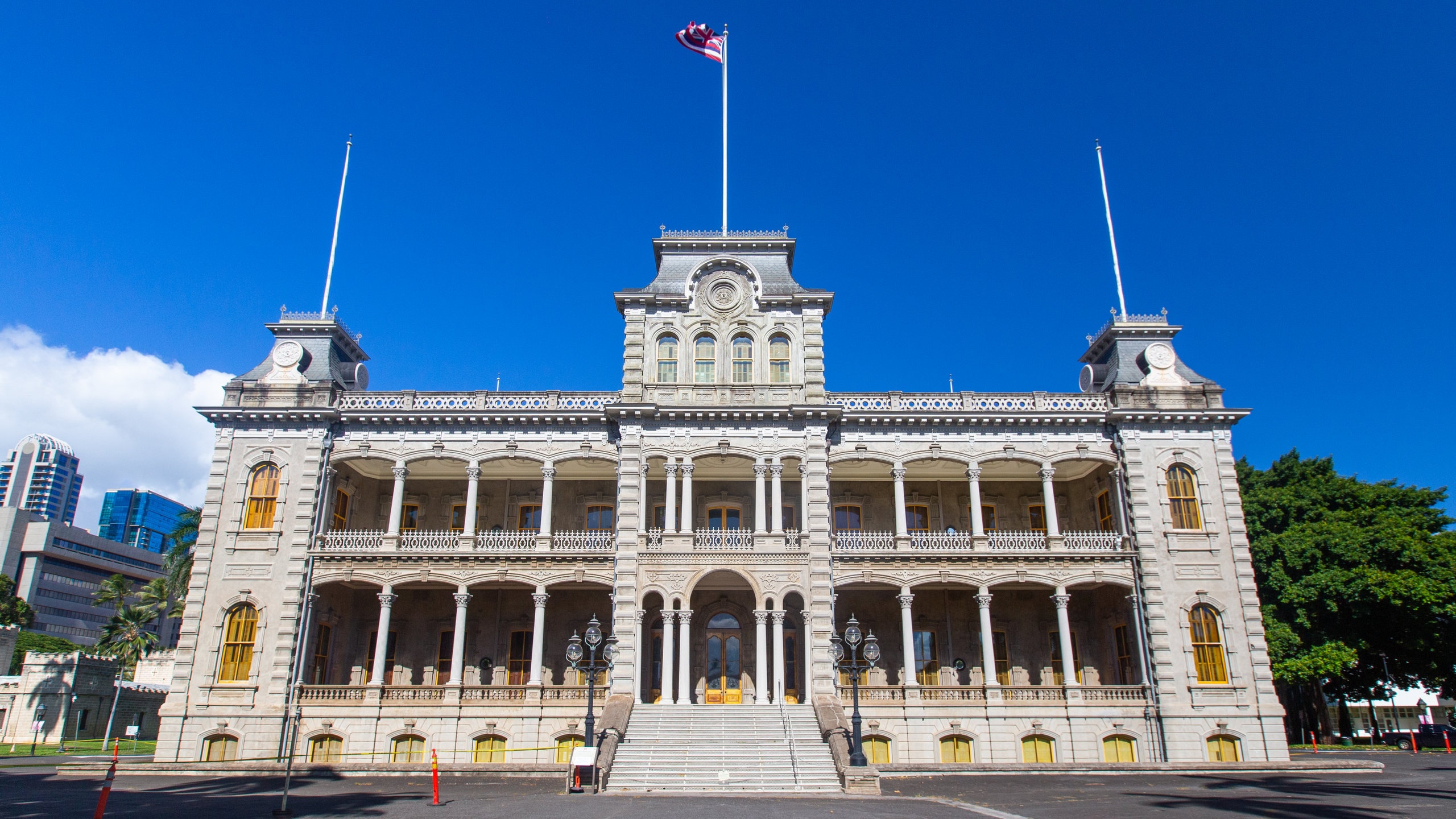 https://mdw-travel-data-us-east-1.s3.amazonaws.com/img/country/United-States/Iolani-Palace/img_05.jpg