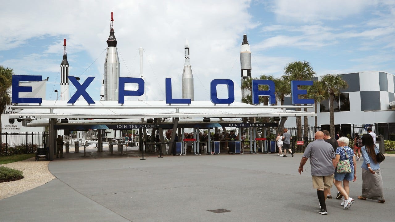 https://mdw-travel-data-us-east-1.s3.amazonaws.com/img/country/United-States/Kennedy-Space-Center-Visitor-Complex/img_01.jpg