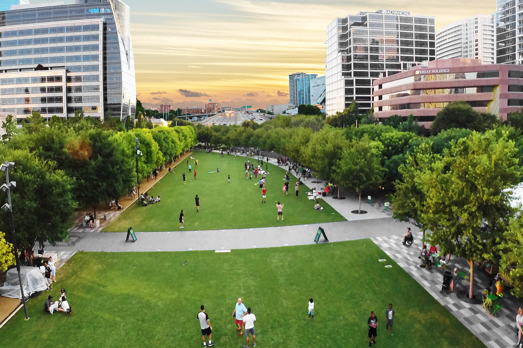 https://mdw-travel-data-us-east-1.s3.amazonaws.com/img/country/United-States/Klyde-Warren-Park/img_00.jpg