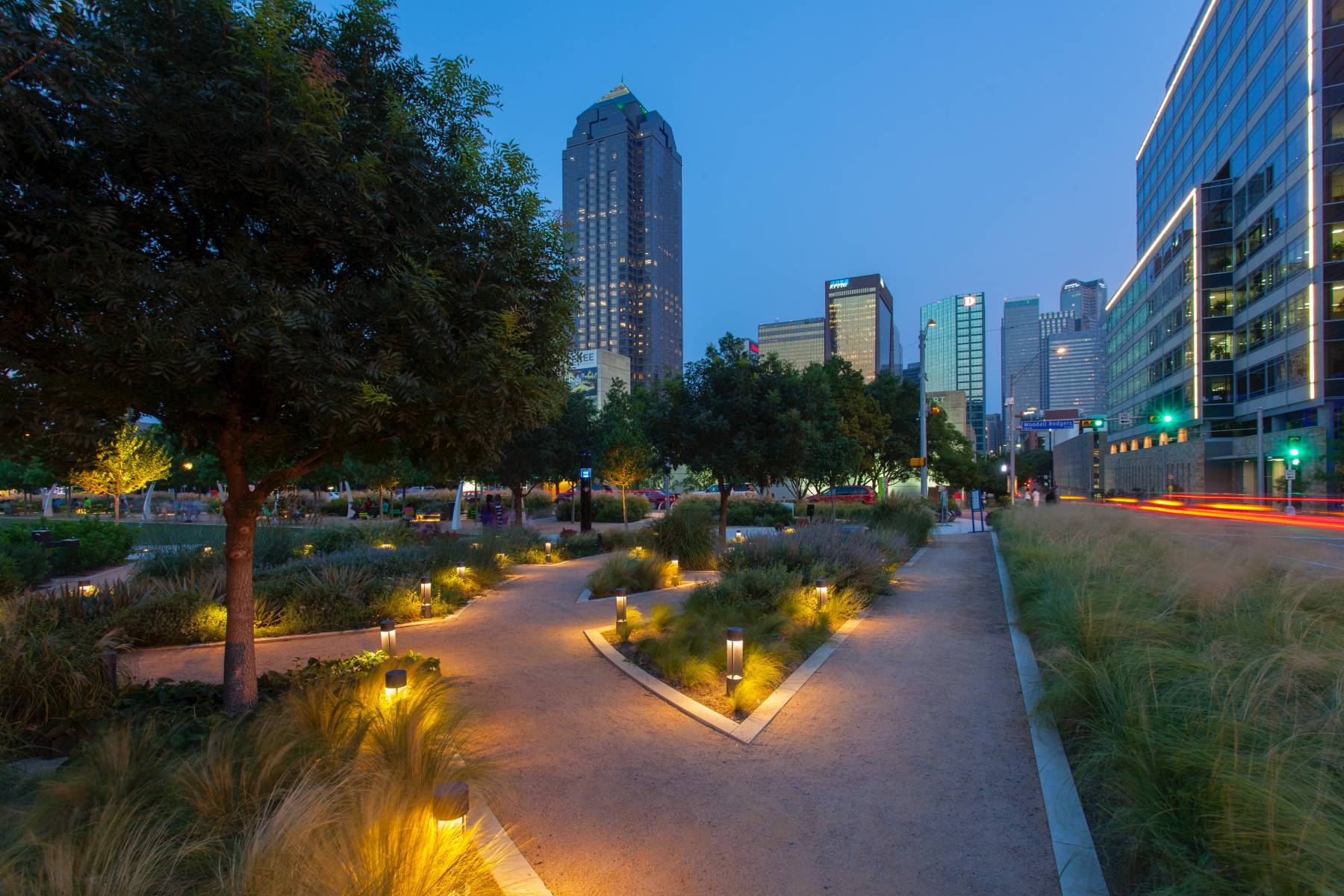 https://mdw-travel-data-us-east-1.s3.amazonaws.com/img/country/United-States/Klyde-Warren-Park/img_02.jpg