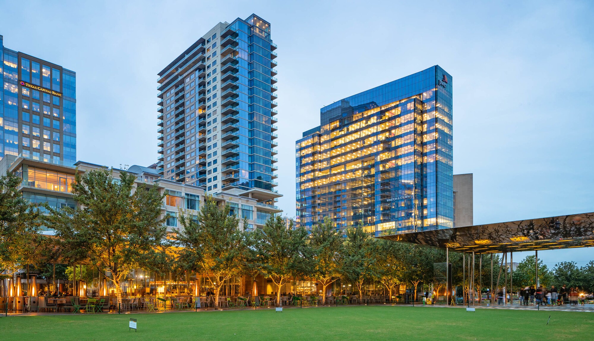 https://mdw-travel-data-us-east-1.s3.amazonaws.com/img/country/United-States/Klyde-Warren-Park/img_03.jpg