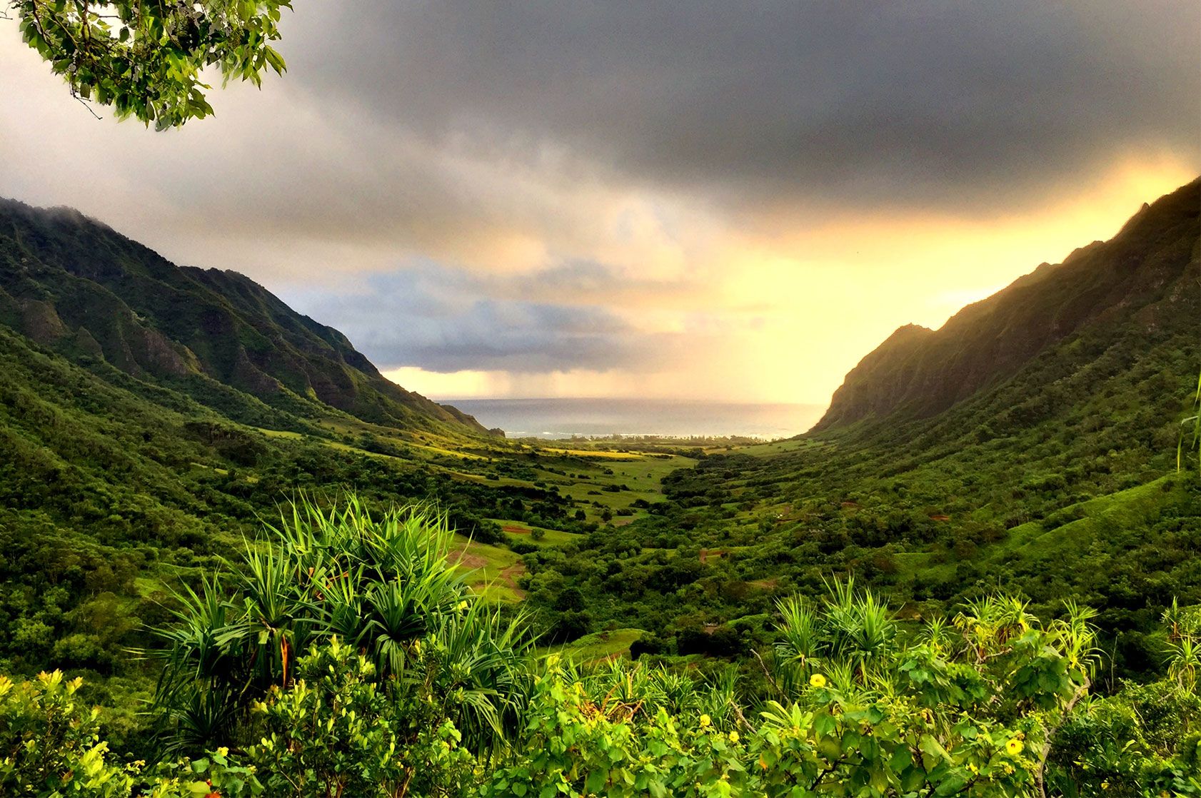 https://mdw-travel-data-us-east-1.s3.amazonaws.com/img/country/United-States/Kualoa-Ranch-and-Private-Nature-Reserve/img_00.jpg