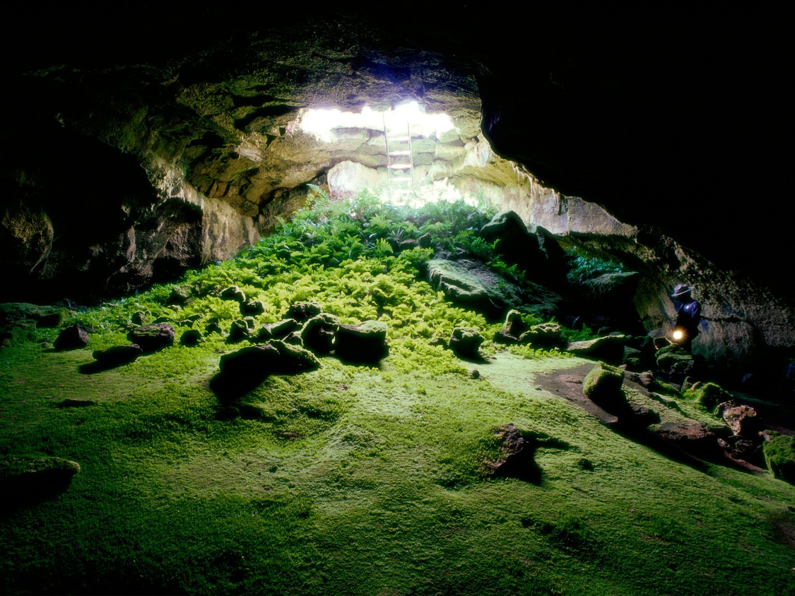 https://mdw-travel-data-us-east-1.s3.amazonaws.com/img/country/United-States/Lava-Beds-National-Monument/img_01.jpg