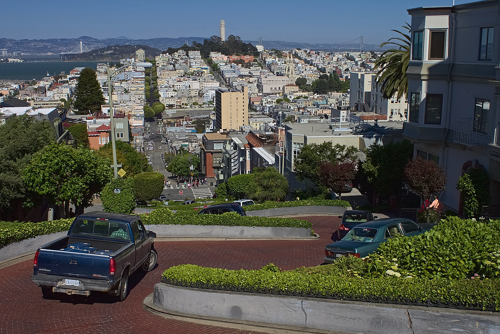 https://mdw-travel-data-us-east-1.s3.amazonaws.com/img/country/United-States/Lombard-Street/img_01.jpg