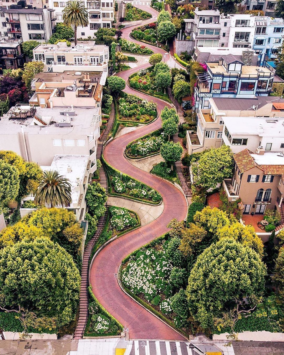 https://mdw-travel-data-us-east-1.s3.amazonaws.com/img/country/United-States/Lombard-Street/img_04.jpg
