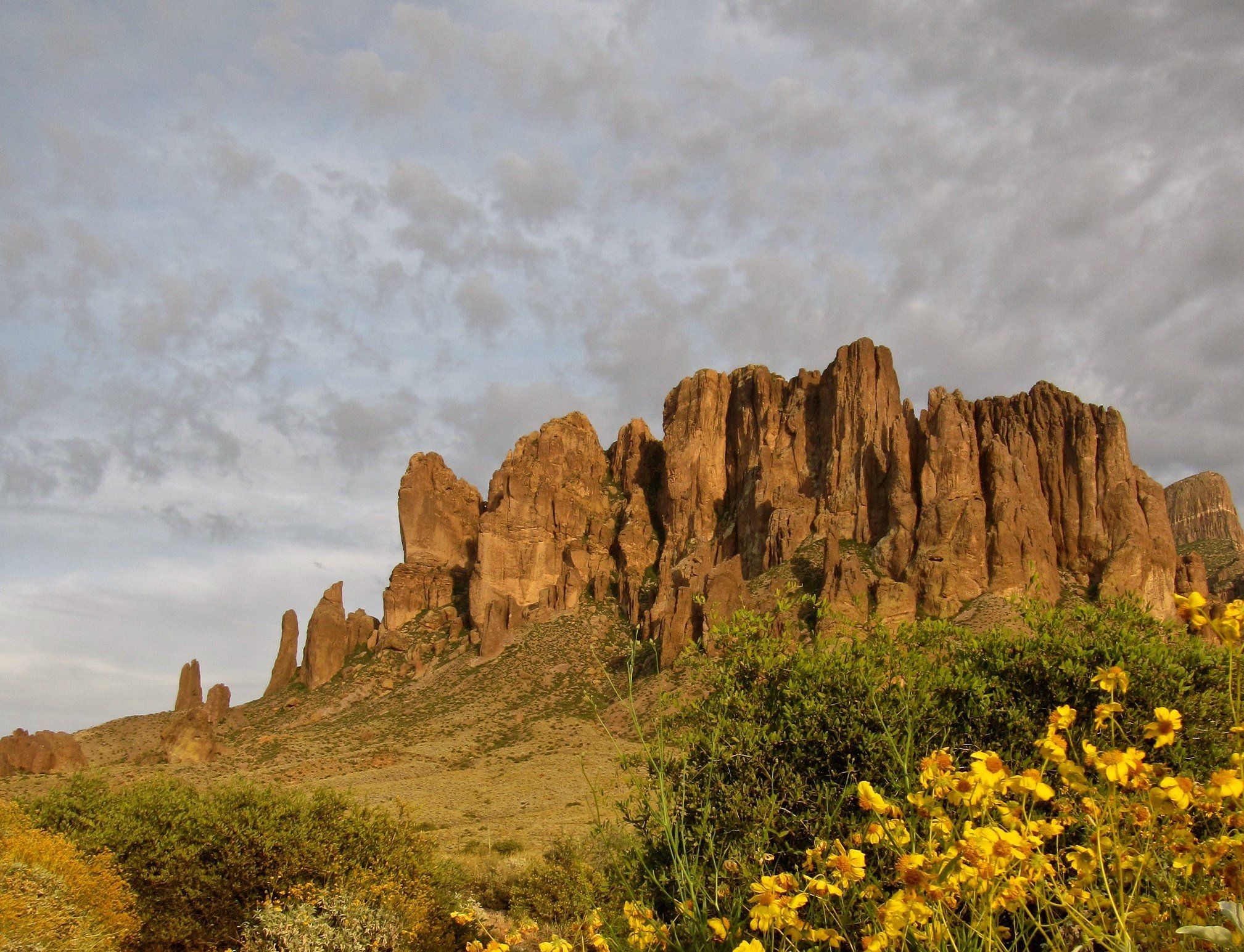 https://mdw-travel-data-us-east-1.s3.amazonaws.com/img/country/United-States/Lost-Dutchman-State-Park/img_01.jpg
