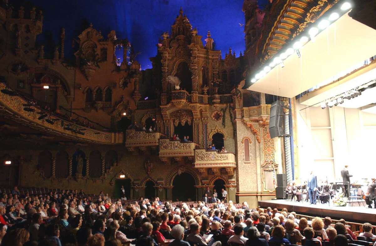 https://mdw-travel-data-us-east-1.s3.amazonaws.com/img/country/United-States/Majestic-Theatre/img_02.jpg
