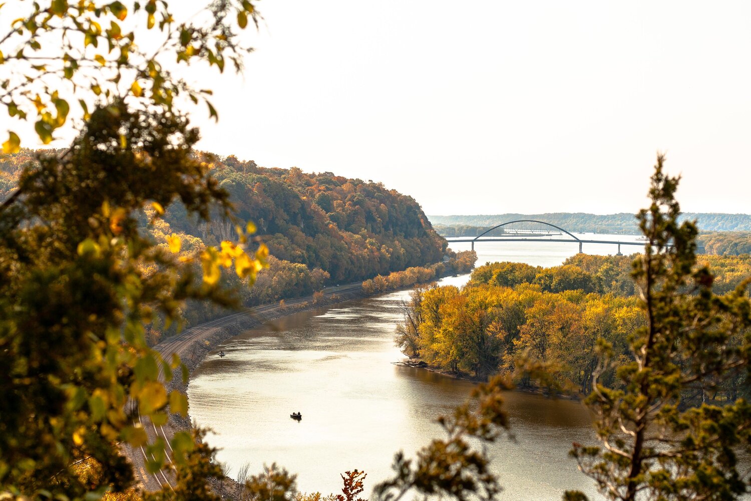 https://mdw-travel-data-us-east-1.s3.amazonaws.com/img/country/United-States/Mississippi-Palisades-State-Park/img_01.jpg