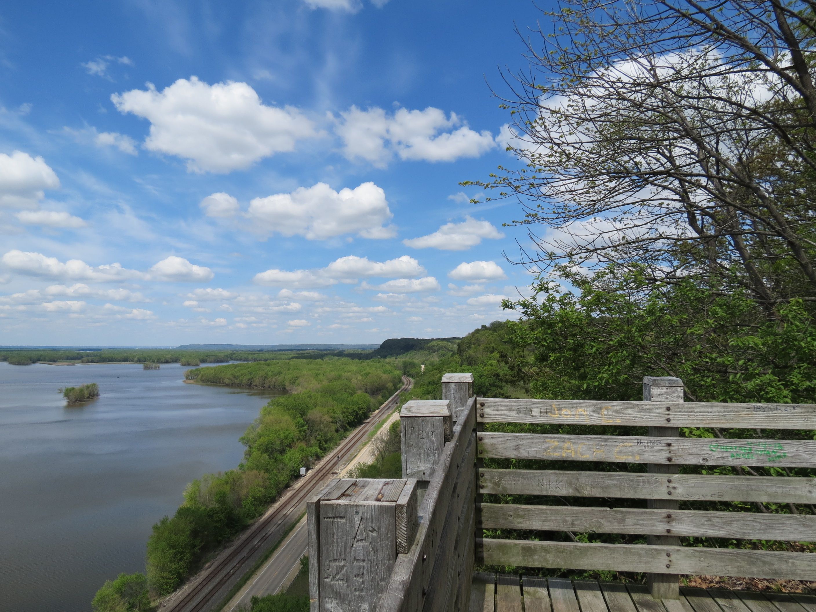 https://mdw-travel-data-us-east-1.s3.amazonaws.com/img/country/United-States/Mississippi-Palisades-State-Park/img_02.jpg