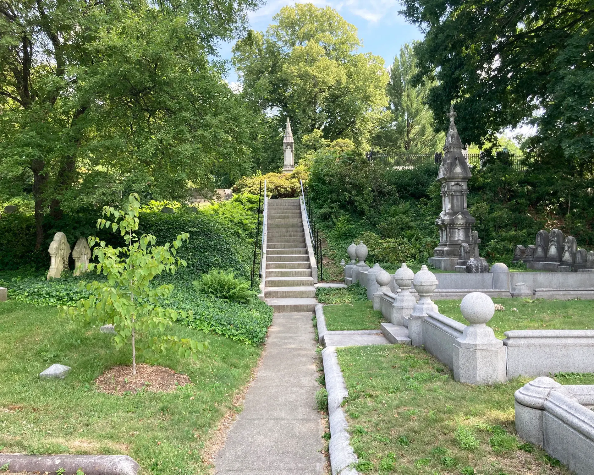 https://mdw-travel-data-us-east-1.s3.amazonaws.com/img/country/United-States/Mount-Auburn-Cemetery/img_02.jpg