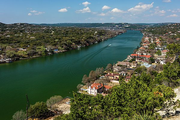 https://mdw-travel-data-us-east-1.s3.amazonaws.com/img/country/United-States/Mount-Bonnell/img_00.jpg