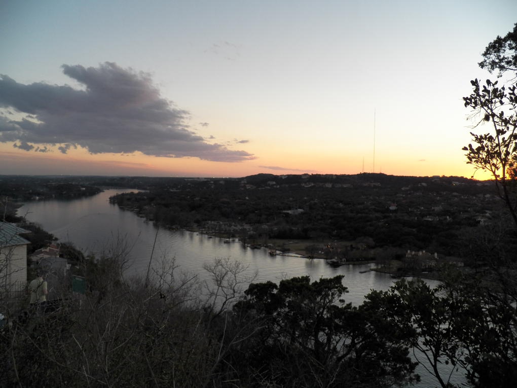 https://mdw-travel-data-us-east-1.s3.amazonaws.com/img/country/United-States/Mount-Bonnell/img_01.jpg