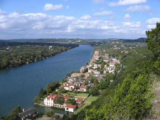https://mdw-travel-data-us-east-1.s3.amazonaws.com/img/country/United-States/Mount-Bonnell/img_02.jpg