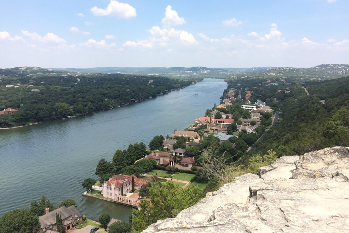 https://mdw-travel-data-us-east-1.s3.amazonaws.com/img/country/United-States/Mount-Bonnell/img_03.jpg