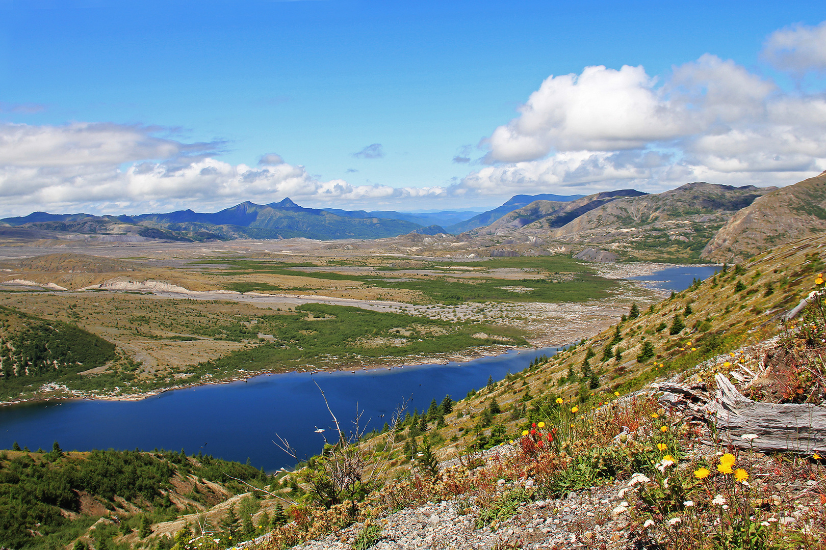 https://mdw-travel-data-us-east-1.s3.amazonaws.com/img/country/United-States/Mount-St-Helens-National-Volcanic-Monument/img_01.jpg