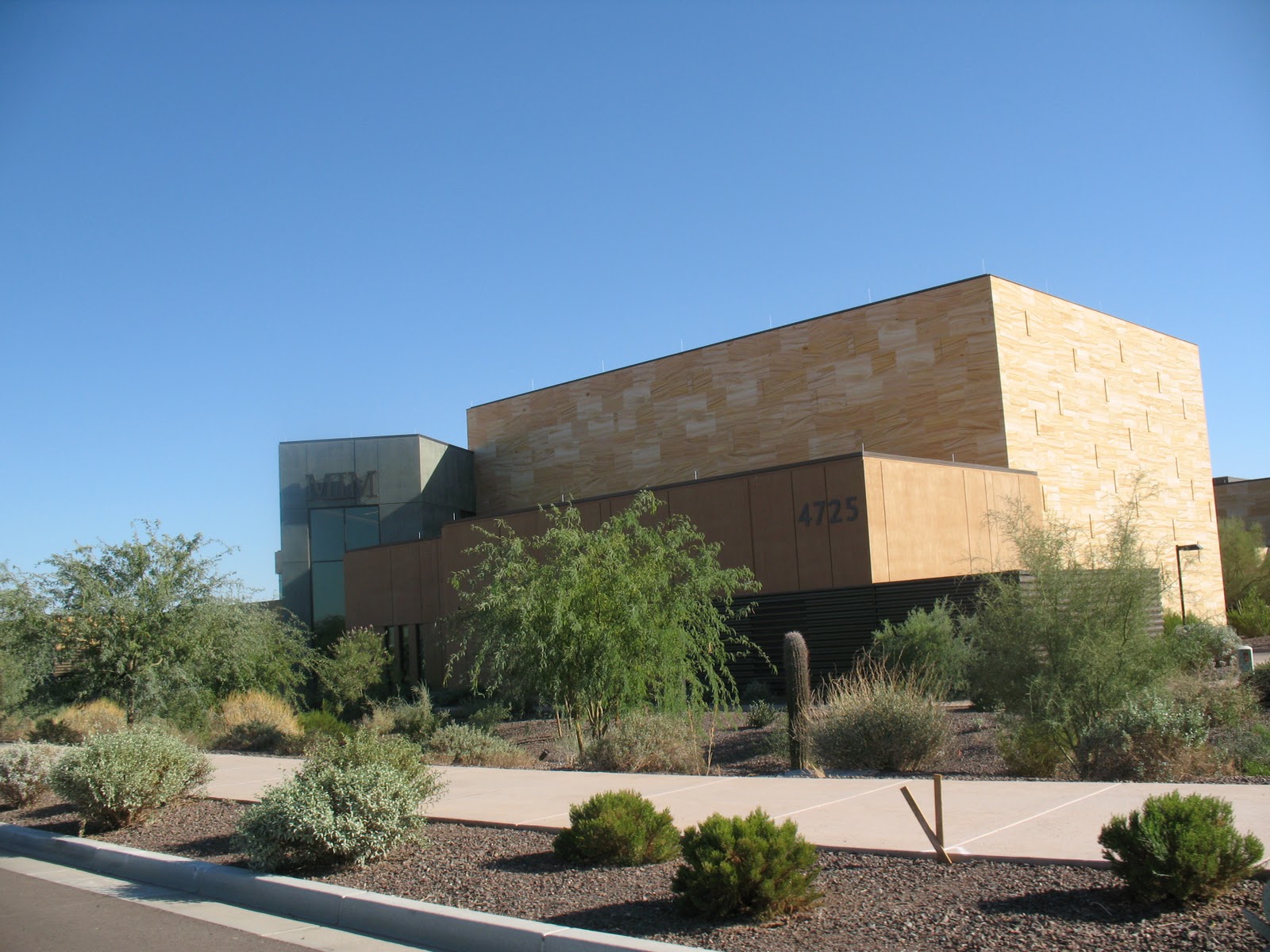 https://mdw-travel-data-us-east-1.s3.amazonaws.com/img/country/United-States/Musical-Instrument-Museum/img_00.jpg